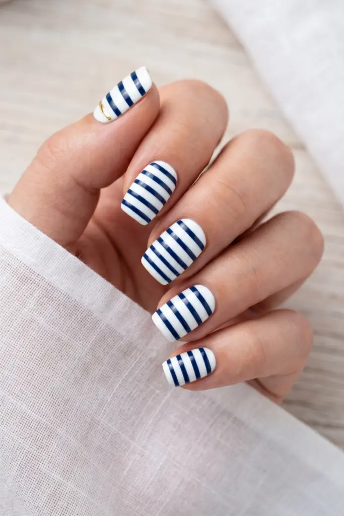 nautical-navy-white-stripes-yacht-club-classic-nails