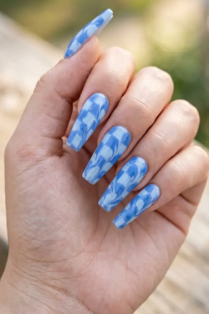 cornflower-blue-checkerboard-smear-blue-abstract-summer-nail-designs-ideas